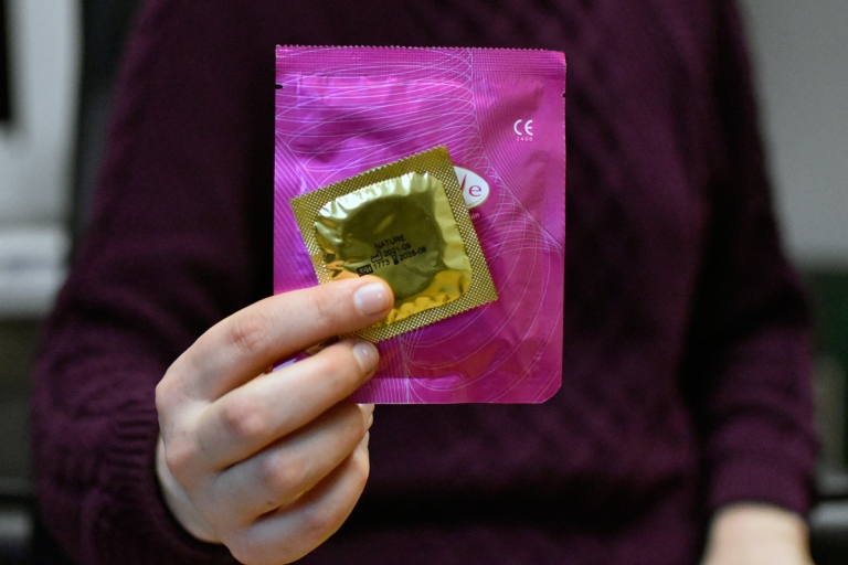 Eine Hand hält Verhütungsmittel